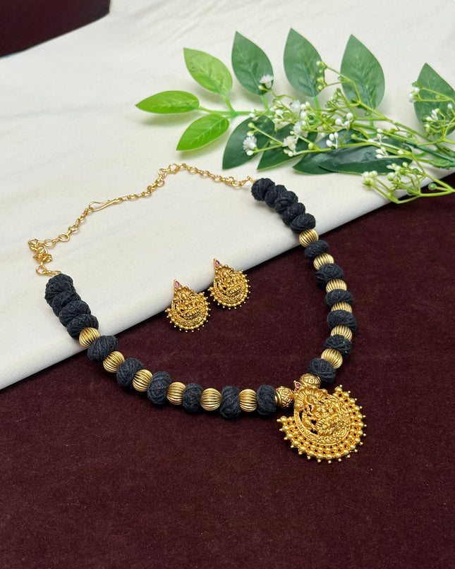 Black Thread Neck Set 104624